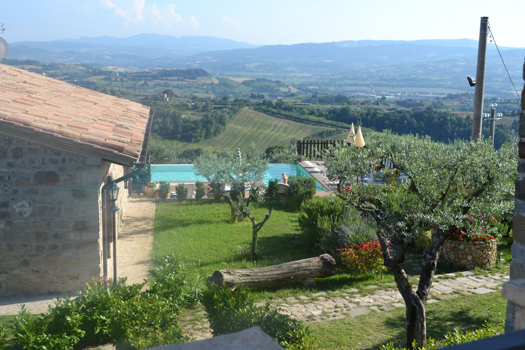 “La Cascata sul Monte Martano” Appartamenti vacanza con Camino, Piscina e Jacuzzi a Collazzone